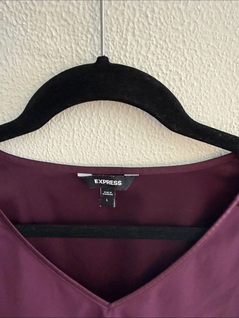 Express Plum Short-Sleeve V-Neck Blouse - Picture 3 of 5